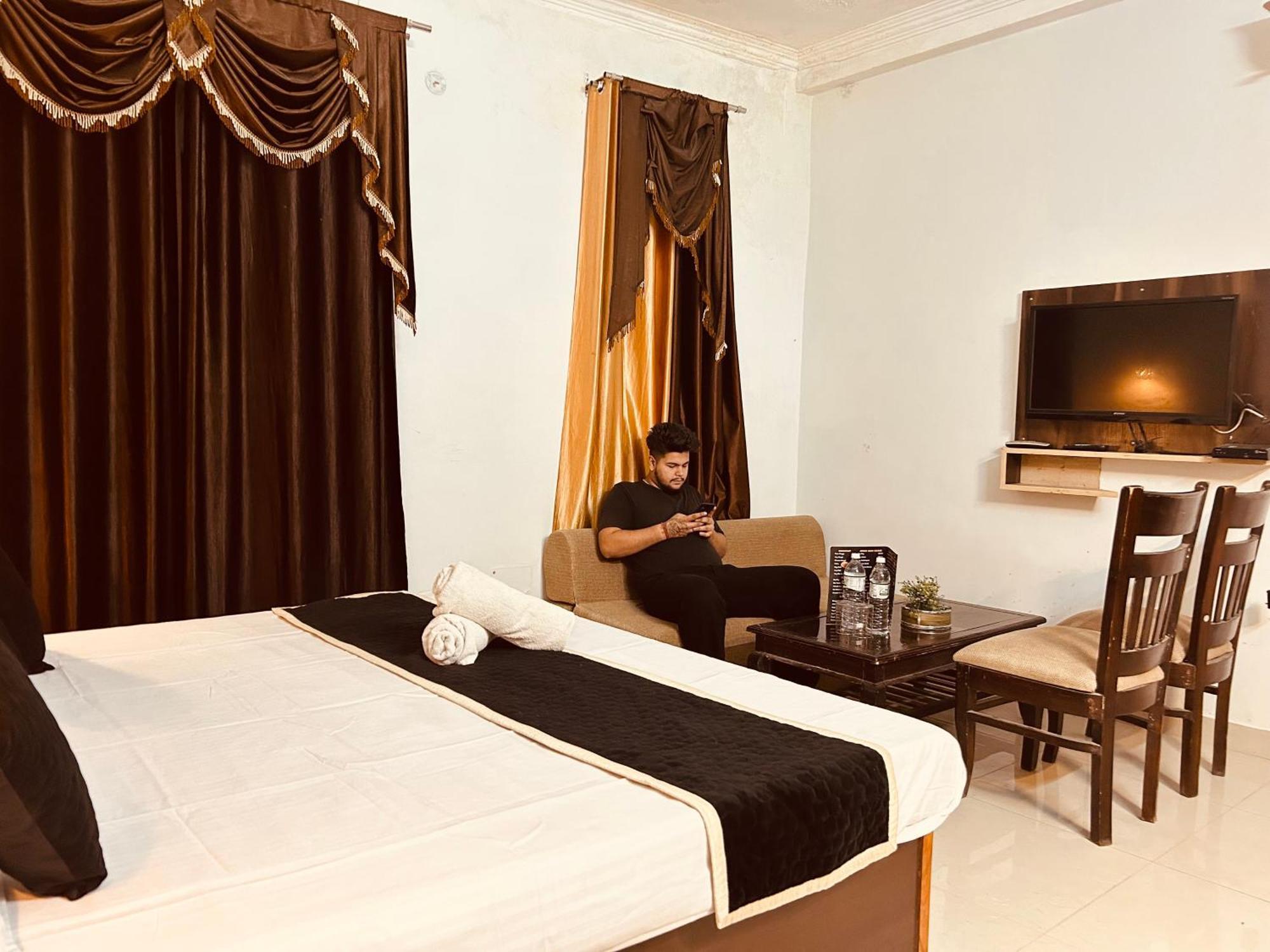 The For You Hotel & Restaurant Rishikesh Exterior photo